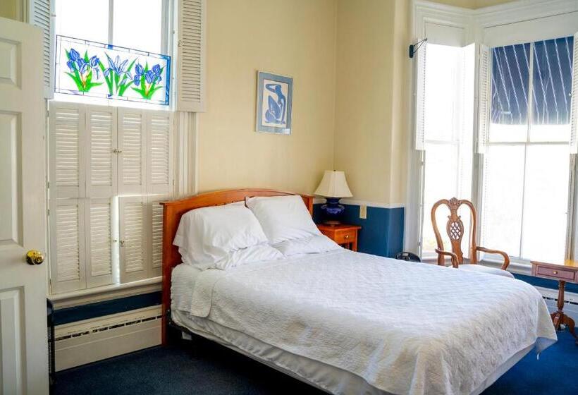 פנסיון Brasswood Inn