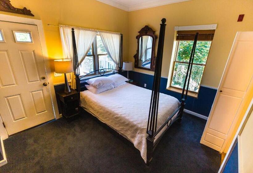 פנסיון Brasswood Inn