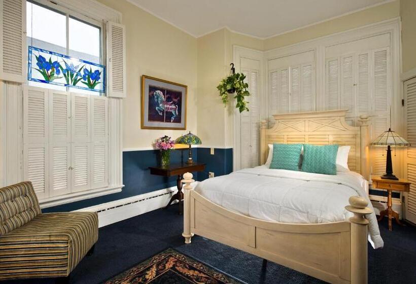 פנסיון Brasswood Inn