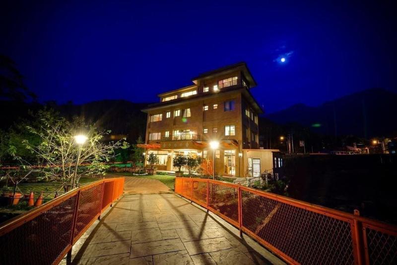 تختخواب و صبحانه 溪頭老爺山莊xitou Royal Villa