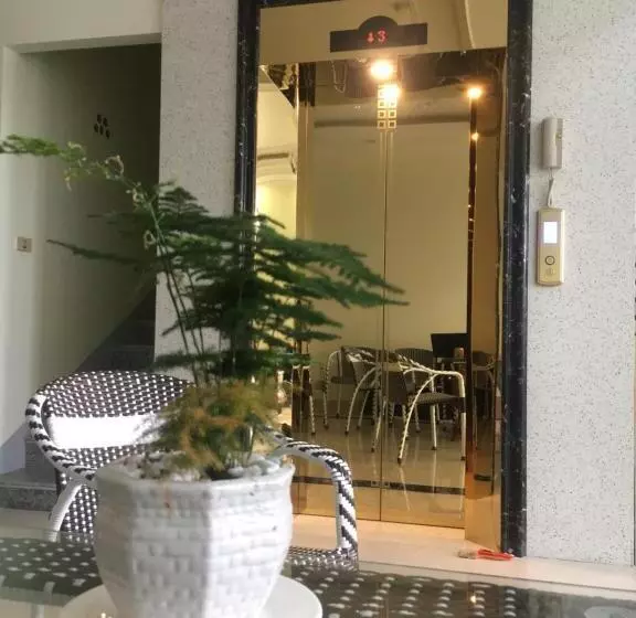 هتل May House