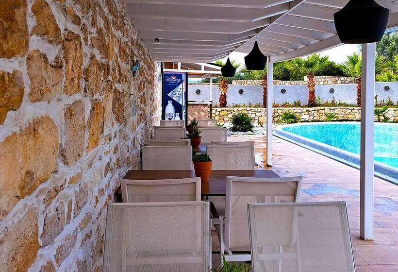 Otel Naturla Göl Evi