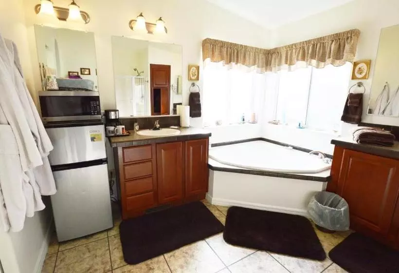 The Bear S Den B&b