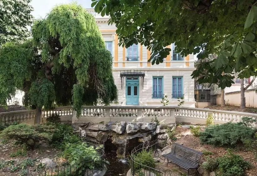 تختخواب و صبحانه Villa 216