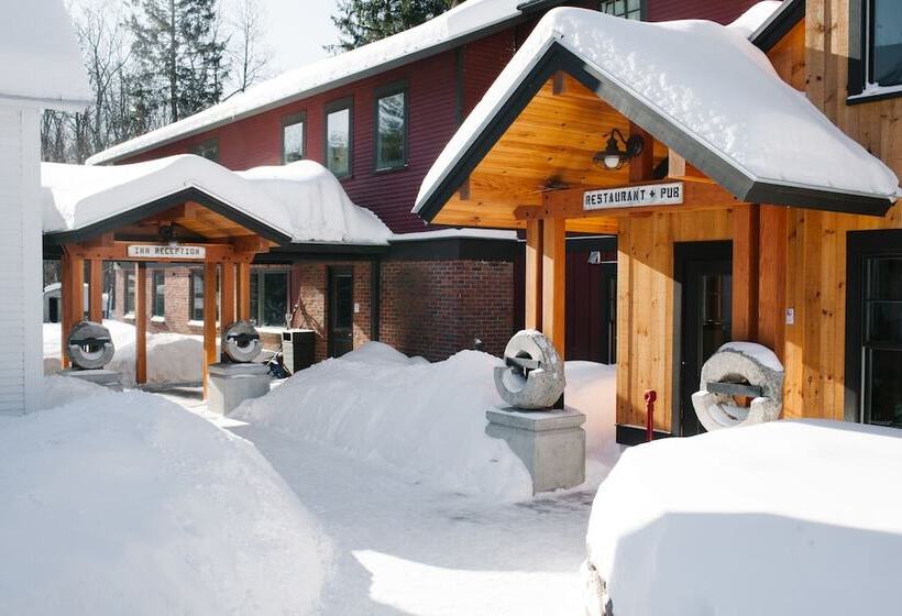 פונדק Mad River Barn