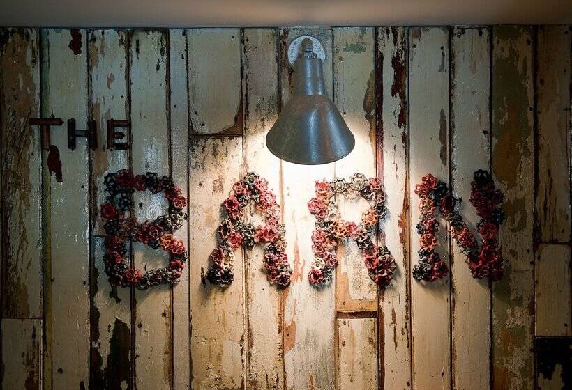 פונדק Mad River Barn