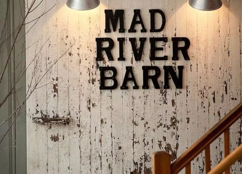 Hostelli Mad River Barn