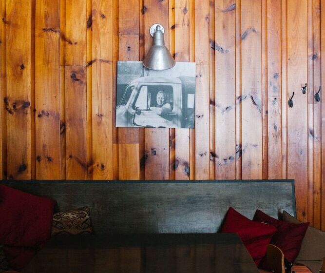 פונדק Mad River Barn