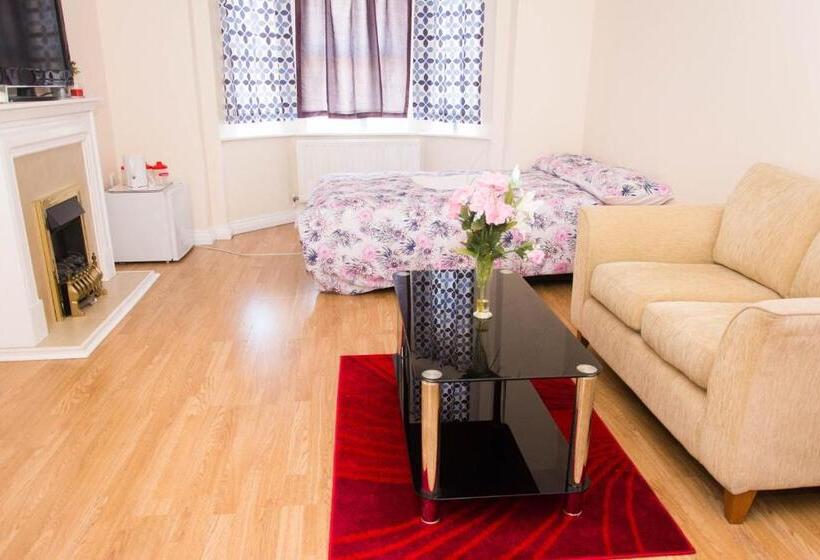 פנסיון Queen Guest House