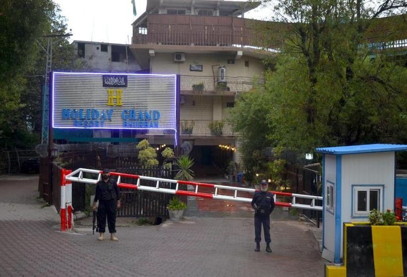 هتل Holiday Grand Resort Bhurban