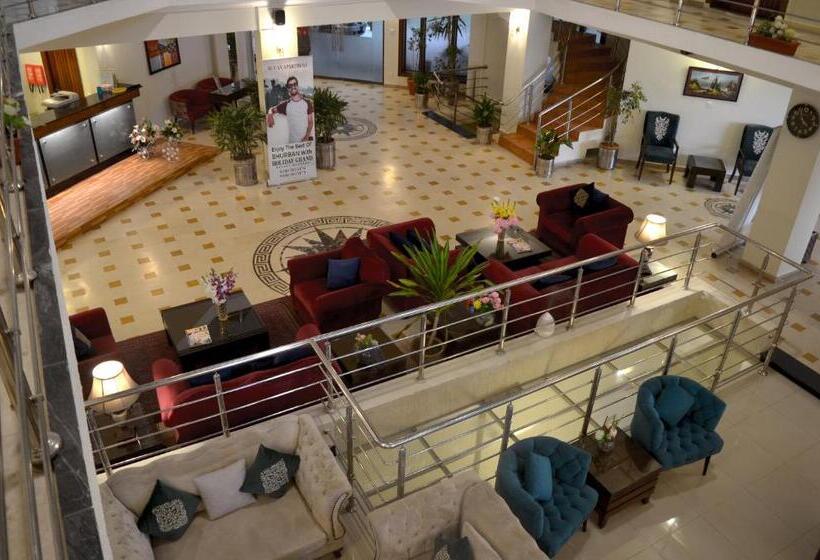 هتل Holiday Grand Resort Bhurban