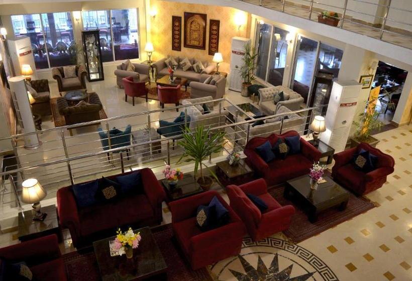 هتل Holiday Grand Resort Bhurban