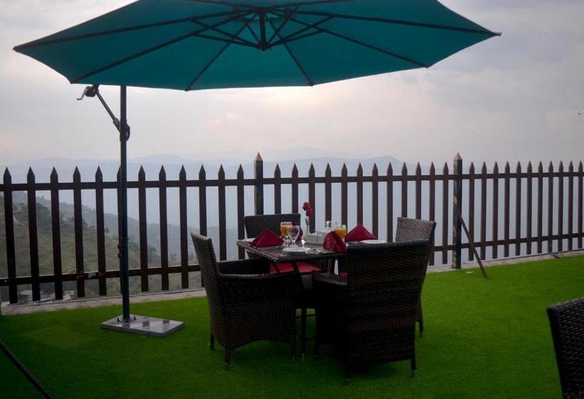 هتل Holiday Grand Resort Bhurban