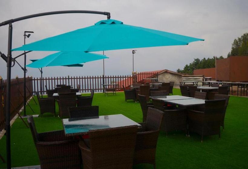 هتل Holiday Grand Resort Bhurban