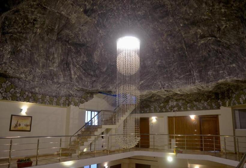 هتل Holiday Grand Resort Bhurban