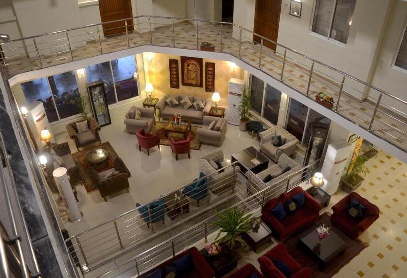 هتل Holiday Grand Resort Bhurban