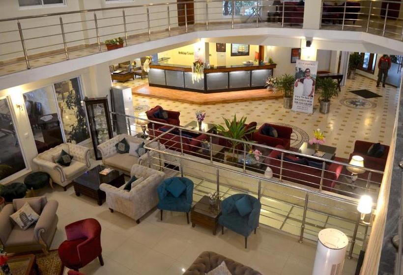 هتل Holiday Grand Resort Bhurban