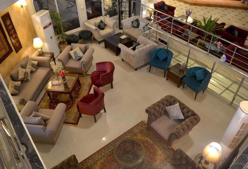 هتل Holiday Grand Resort Bhurban