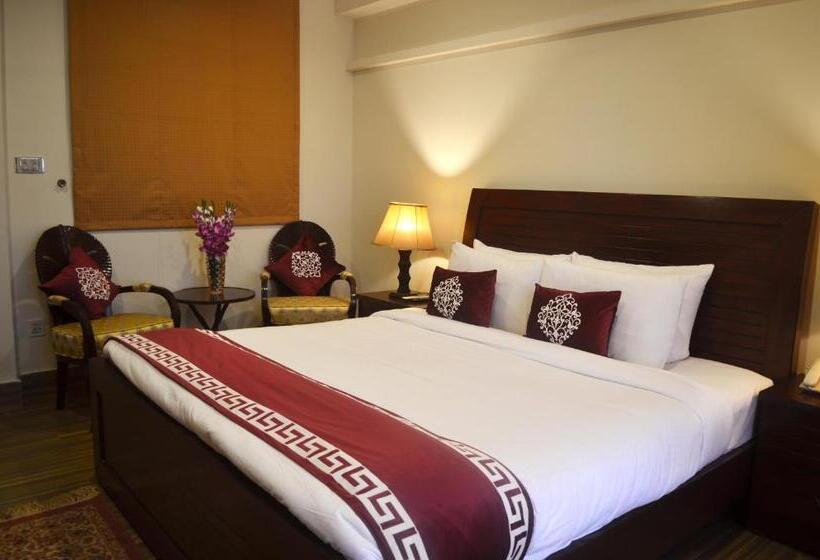 هتل Holiday Grand Resort Bhurban