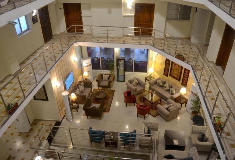 هتل Holiday Grand Resort Bhurban