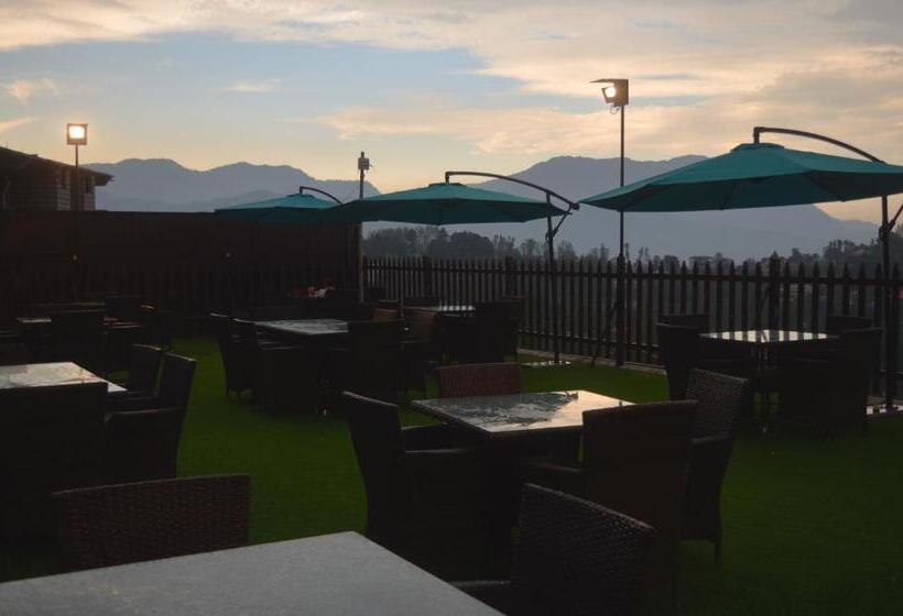 هتل Holiday Grand Resort Bhurban