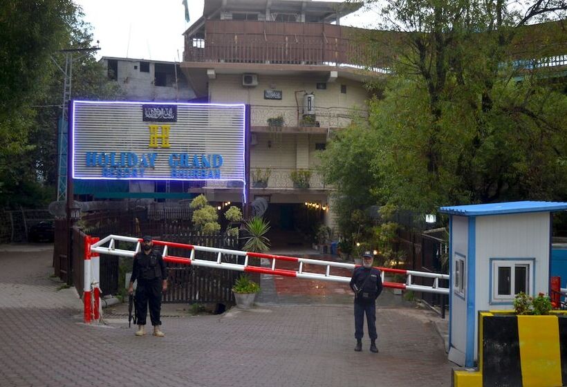 هتل Holiday Grand Resort Bhurban