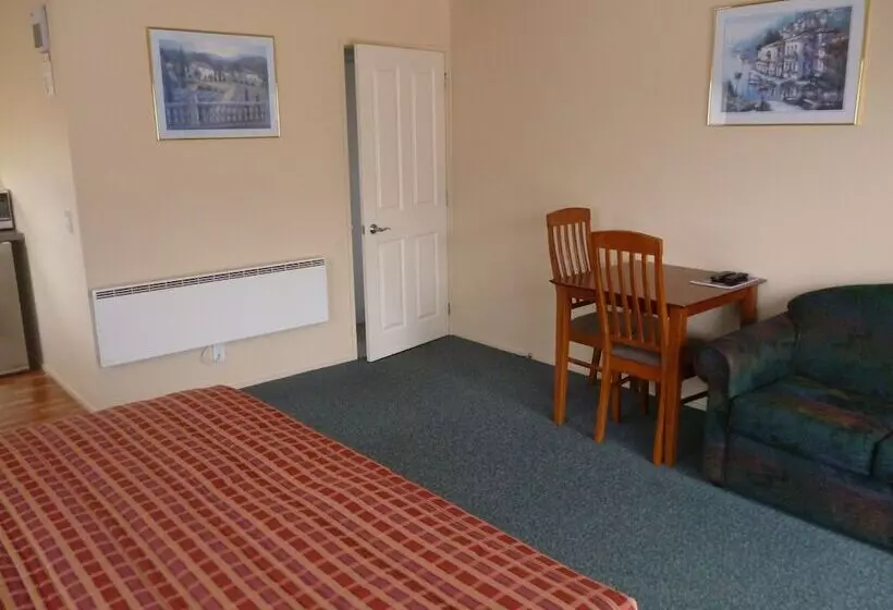 Heritage Court Motel