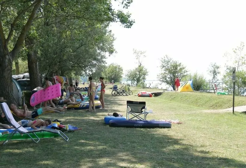 ホテル Balatontourist Vadvirág Kemping