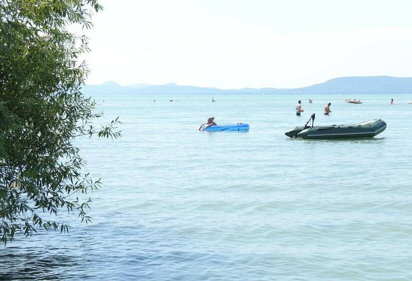 Отель Balatontourist Vadvirág Kemping