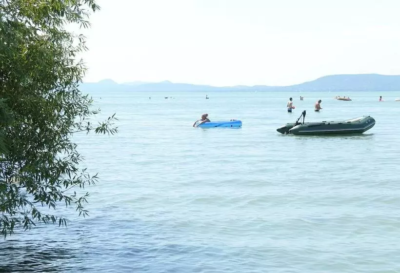 ホテル Balatontourist Vadvirág Kemping