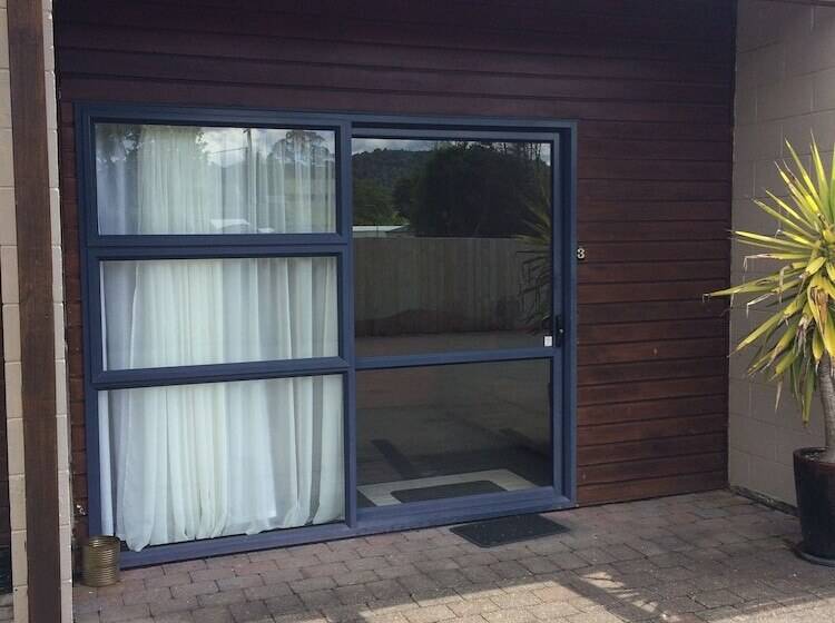 הוסטל Alpine Motel