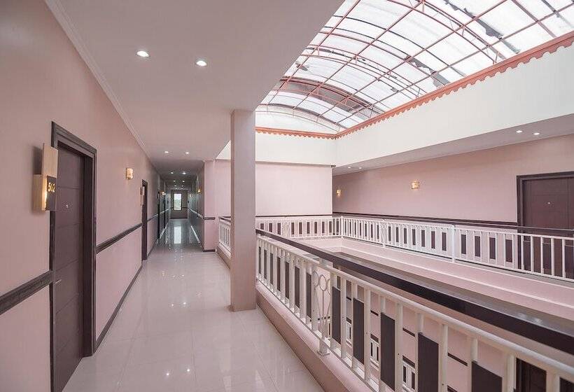 Отель Reddoorz Plus @ Tanjung Pandan Belitung 2