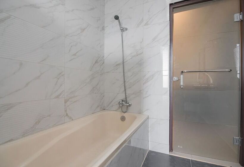 Отель Reddoorz Plus @ Tanjung Pandan Belitung 2