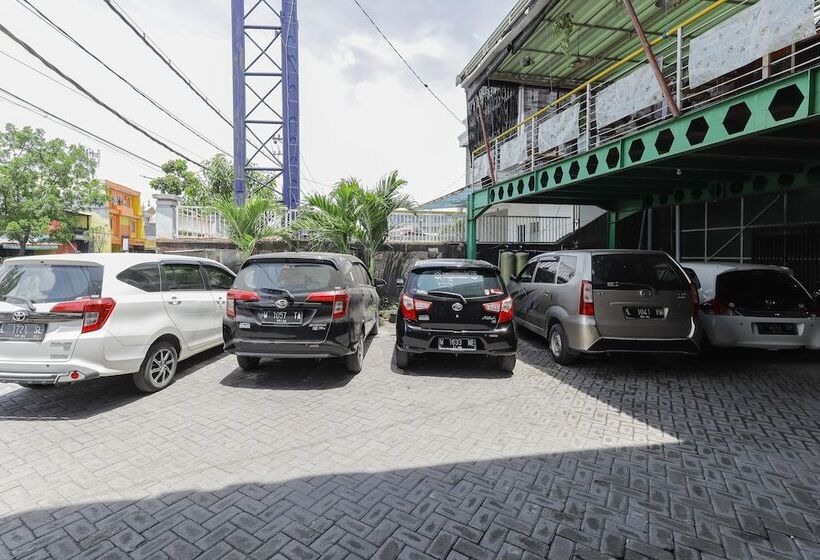 پانسیون Reddoorz Near Juanda International Airport 2