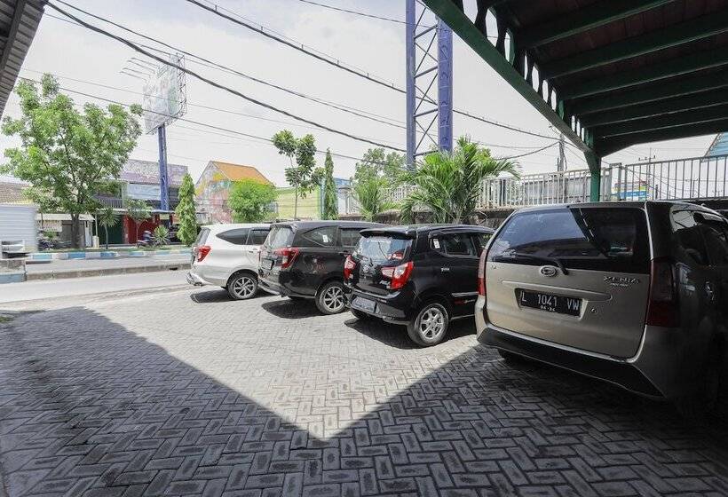 پانسیون Reddoorz Near Juanda International Airport 2