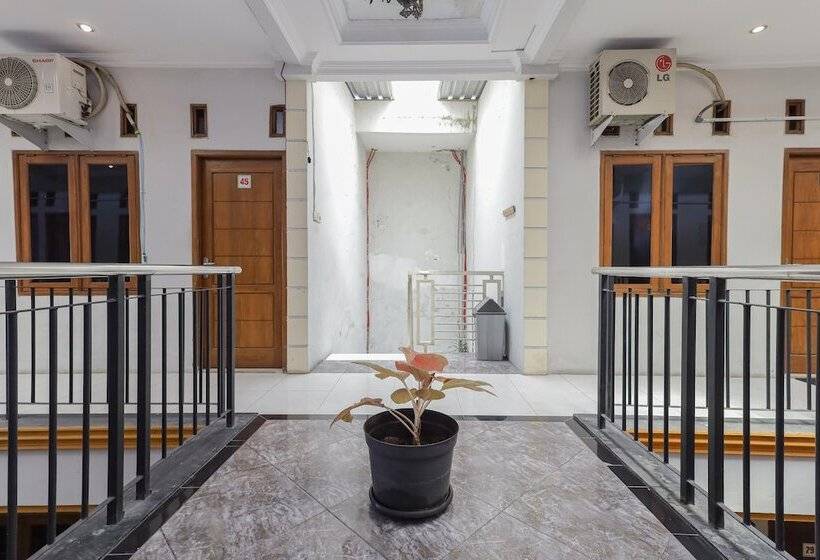 پانسیون Reddoorz Near Juanda International Airport 2