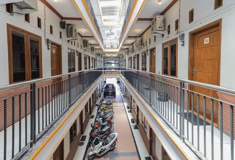 پانسیون Reddoorz Near Juanda International Airport 2