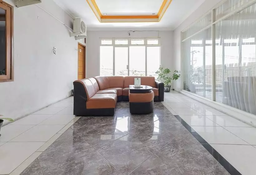 ペンション Reddoorz Near Juanda International Airport 2