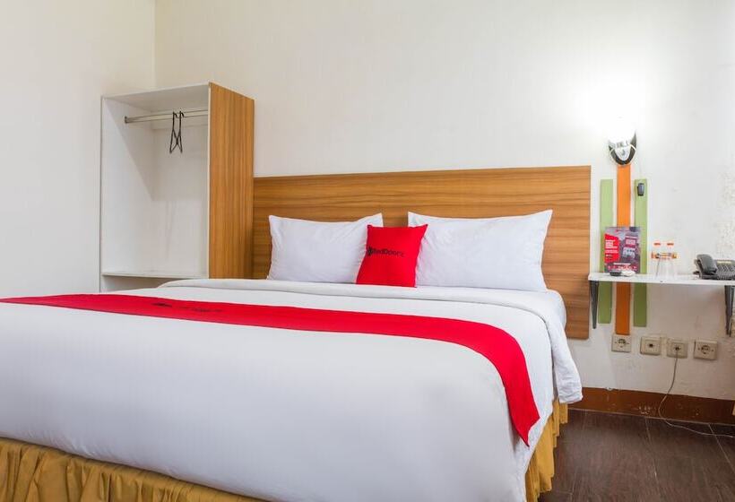 פנסיון Reddoorz Plus @ Surapati 2