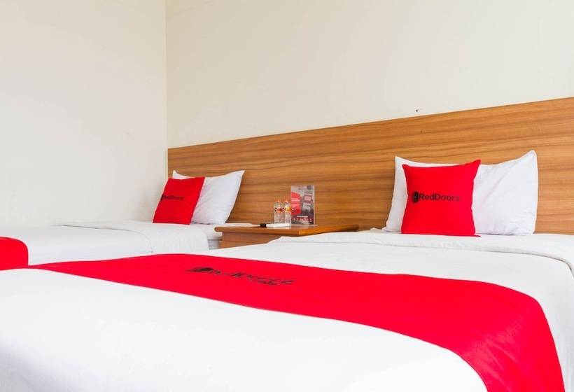 פנסיון Reddoorz Plus @ Surapati 2