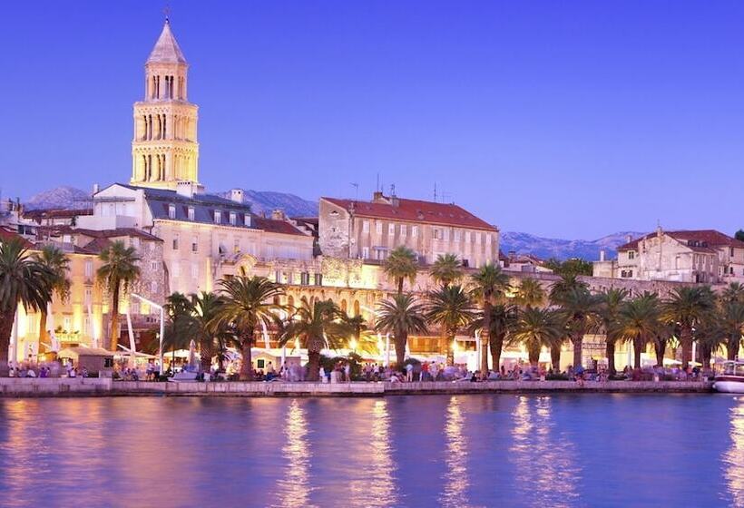 Aamiaismajoitus (B&B) Flos Luxury Rooms