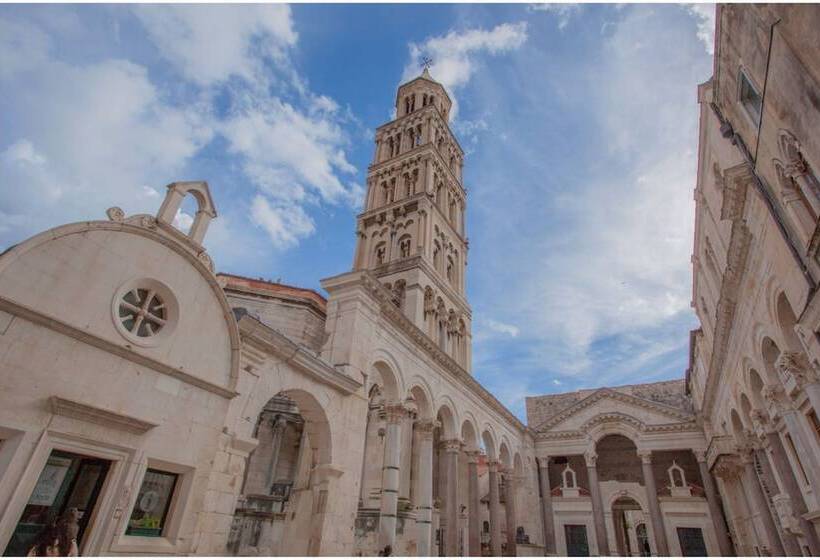 Aamiaismajoitus (B&B) Flos Luxury Rooms