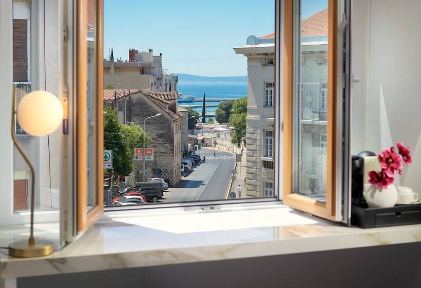 Aamiaismajoitus (B&B) Flos Luxury Rooms