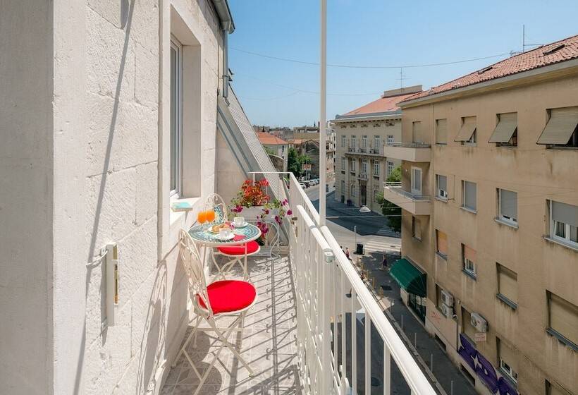 Aamiaismajoitus (B&B) Flos Luxury Rooms