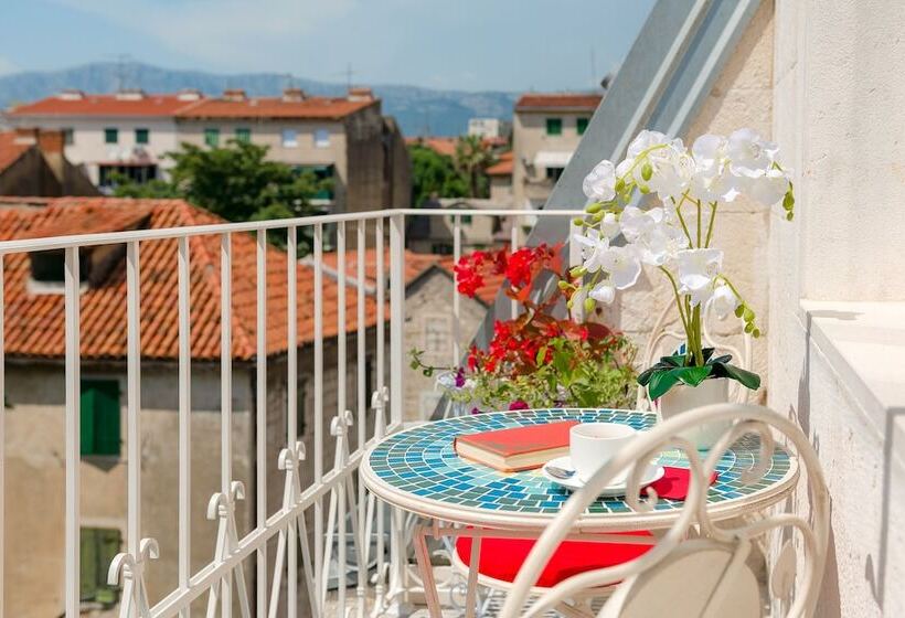 Aamiaismajoitus (B&B) Flos Luxury Rooms