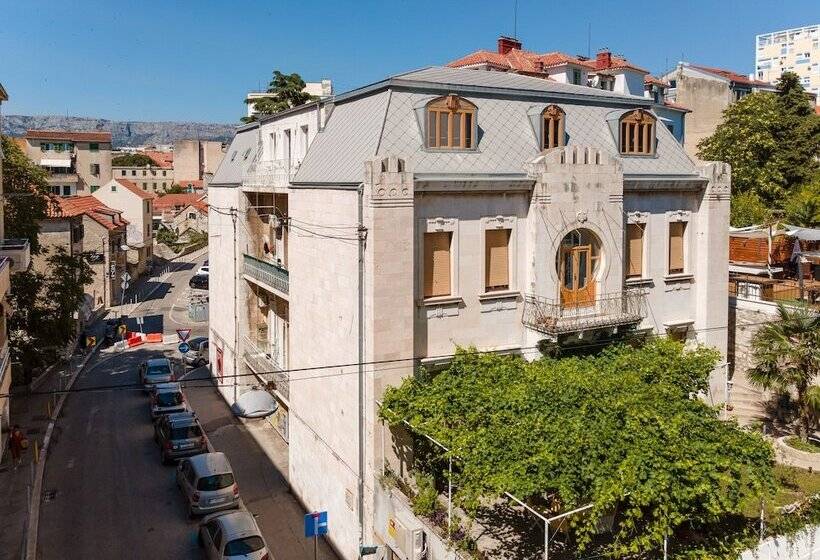 Aamiaismajoitus (B&B) Flos Luxury Rooms