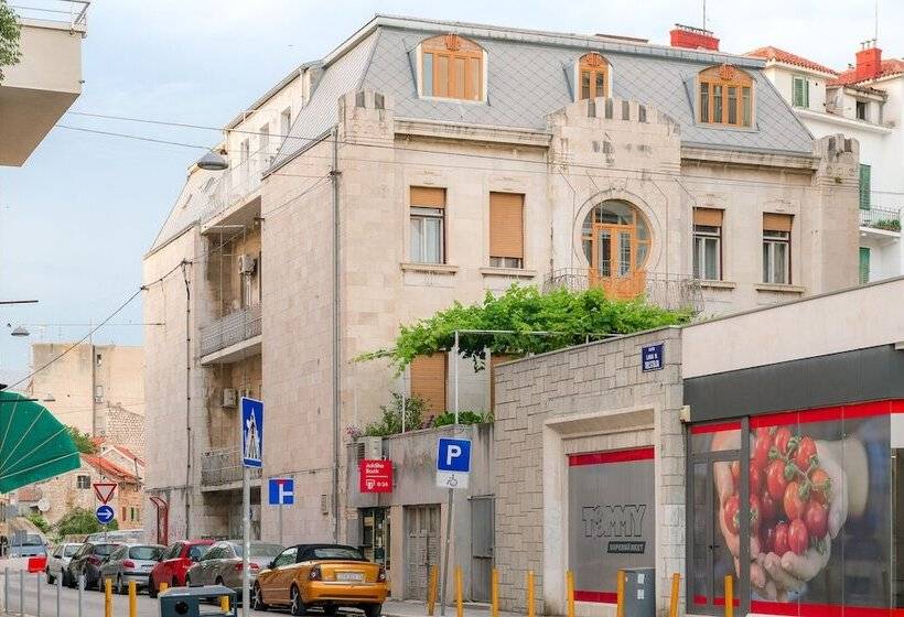 Aamiaismajoitus (B&B) Flos Luxury Rooms