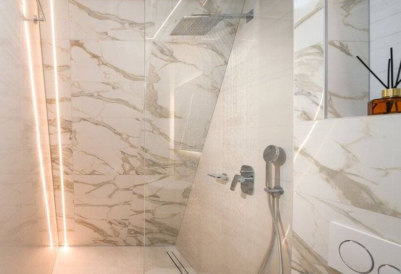 Aamiaismajoitus (B&B) Flos Luxury Rooms