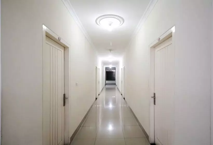 ホテル Reddoorz At Andalas Asri