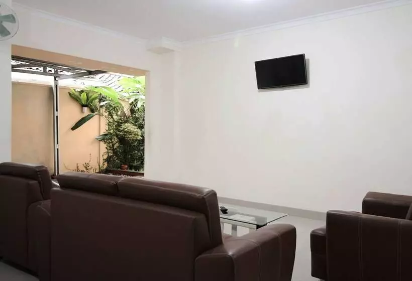 ホテル Reddoorz At Andalas Asri